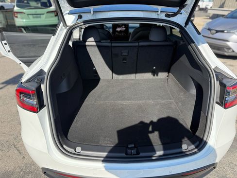 Used 2022 Tesla Model Y Long Range image 10