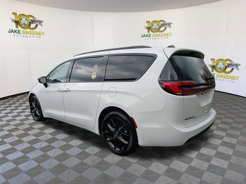 Used 2025 Chrysler Pacifica Limited FWD image 7