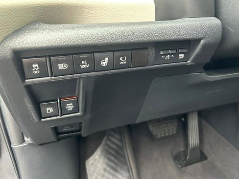 Used 2023 Toyota Sienna Platinum AWD/4WD image 11