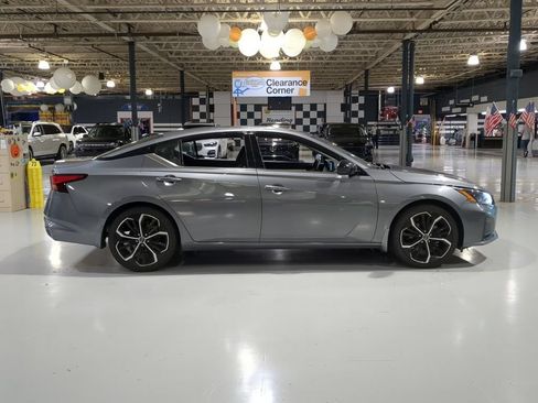 Used 2024 Nissan Altima 2.5 SR w/ SR Premium Package FWD image 7