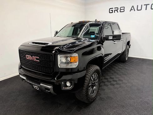 Used 2017 GMC Sierra 2500 Denali w/ Duramax Plus Package AWD/4WD image 3