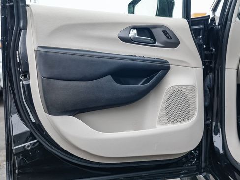 Used 2024 Chrysler Pacifica Touring-L image 20