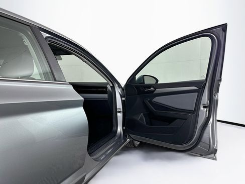 Used 2025 Volkswagen Jetta SE image 31