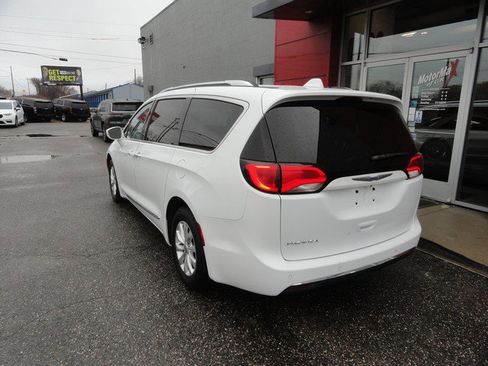 Used 2018 Chrysler Pacifica Touring-L image 3
