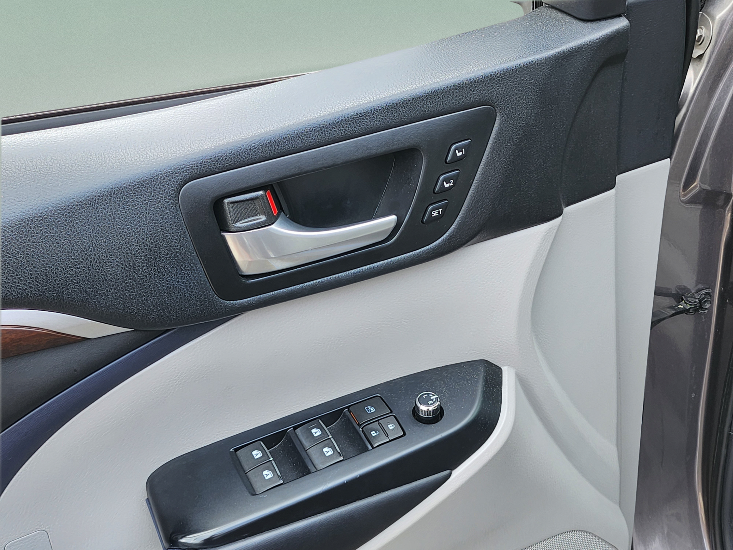 Used 2015 Toyota Highlander Limited Platinum FWD image 7