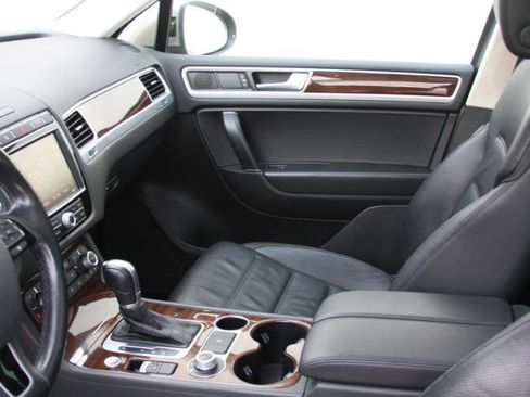 Used 2016 Volkswagen Touareg Sport image 40