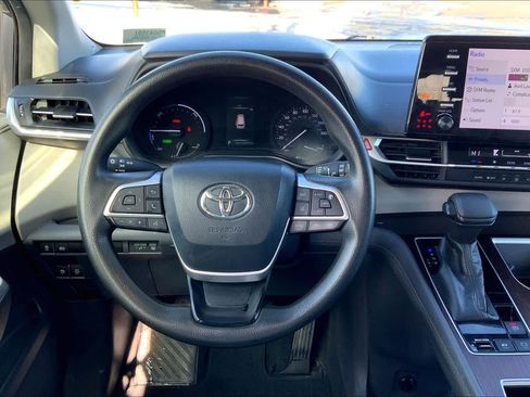 Used 2021 Toyota Sienna LE image 6