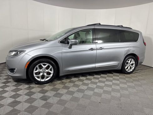 Used 2017 Chrysler Pacifica Touring-L w/ Tire & Wheel Group FWD image 1