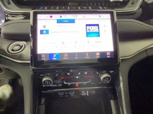 Used 2023 Jeep Grand Cherokee Overland w/ Luxury Tech Group IV AWD/4WD image 28