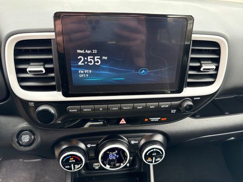 Certified 2025 Hyundai Venue Limited FWD image 18