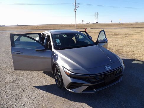 Used 2025 Hyundai Elantra SEL image 27