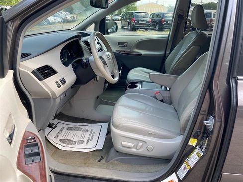 Used 2012 Toyota Sienna XLE image 8