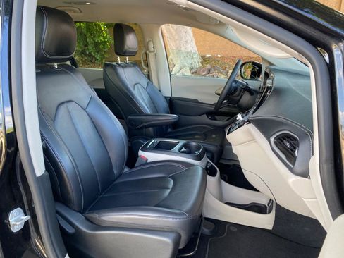Used 2024 Chrysler Pacifica Limited FWD image 50