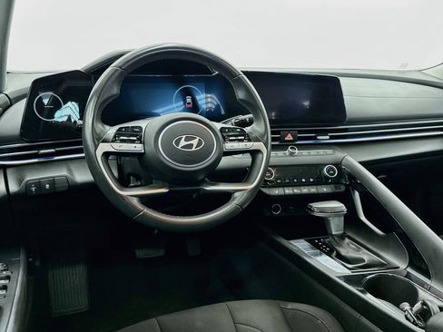 Used 2025 Hyundai Elantra SEL FWD image 18