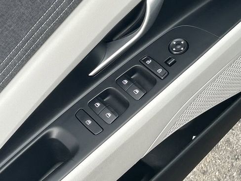 Used 2023 Hyundai Elantra Limited image 12