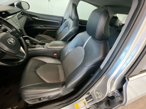 Used 2020 Toyota Camry SE image 11