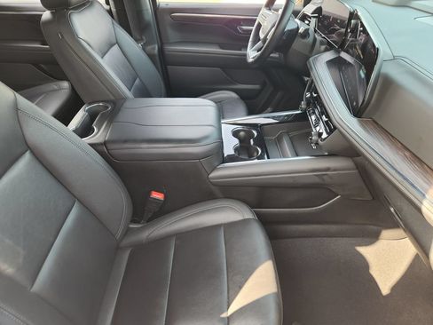 Used 2025 Chevrolet Tahoe LT RWD image 11