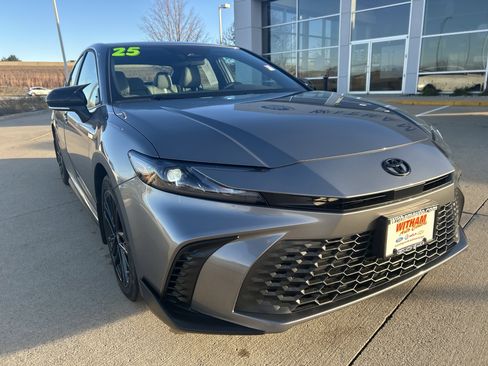 Used 2025 Toyota Camry SE image 2