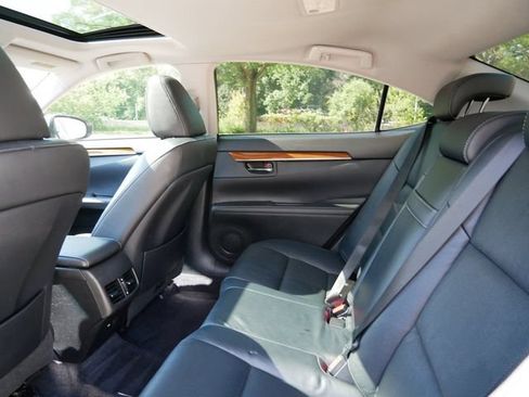 Used 2013 Lexus ES 300h w/ Luxury Pkg FWD image 9