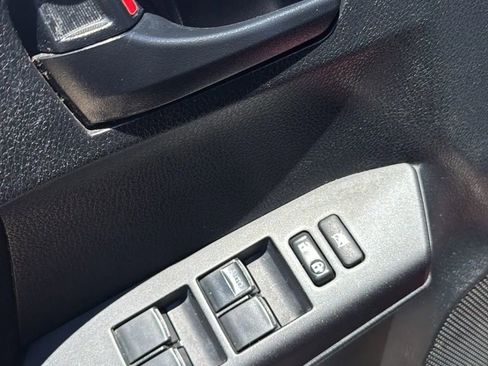 Used 2018 Toyota RAV4 LE FWD image 12