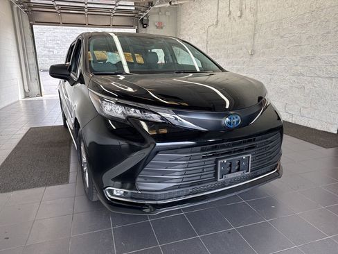 Used 2022 Toyota Sienna XLE w/ XLE Plus Package FWD image 2