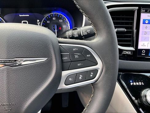 Used 2024 Chrysler Pacifica Touring-L FWD image 19