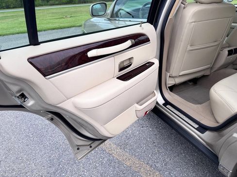 Used 2008 Lincoln Town Car Signature Limited RWD image 4