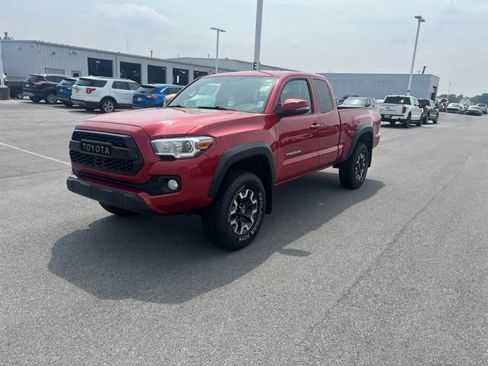 Used 2017 Toyota Tacoma SR5 AWD/4WD image 3