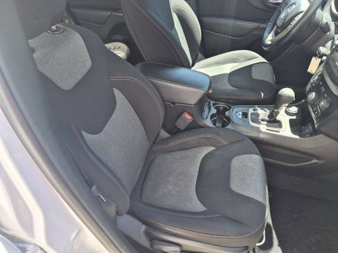 Used 2017 Jeep Cherokee Sport AWD/4WD image 8