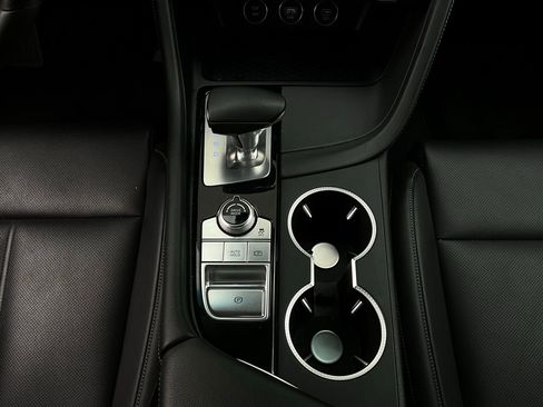 Used 2025 Genesis G70 2.5T image 15