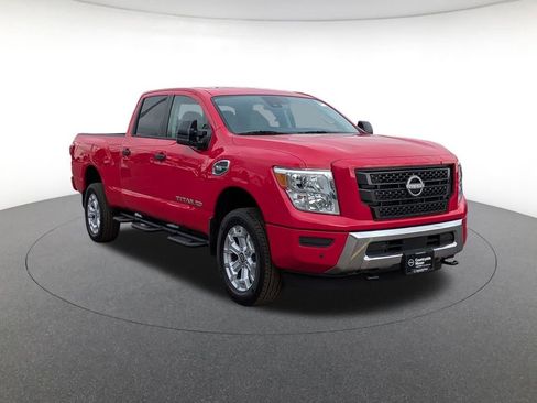 Used 2024 Nissan Titan SV w/ SV Convenience Package image 3