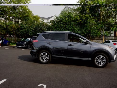 Used 2017 Toyota RAV4 XLE w/ Carpet Mat Package AWD/4WD image 3