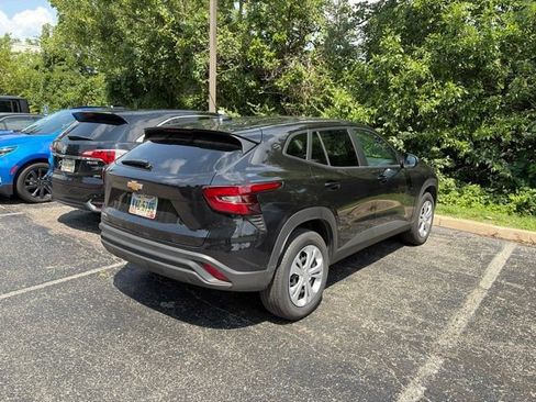 Used 2026 Chevrolet Trax LS FWD image 4