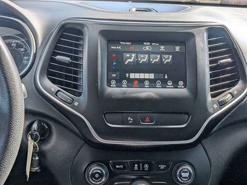 Used 2019 Jeep Cherokee Latitude w/ Popular Appearance Group FWD image 17