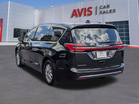 Used 2024 Chrysler Pacifica Touring-L FWD image 9
