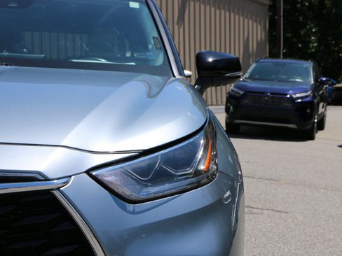 Used 2022 Toyota Highlander Limited FWD image 12