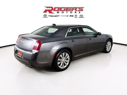 Used 2015 Chrysler 300 Limited w/ Driver Convenience Group image 8