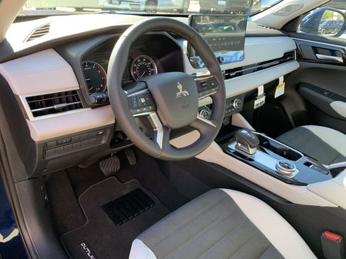 New 2025 Mitsubishi Outlander SE image 14