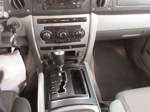 Used 2007 Jeep Commander Sport RWD image 26