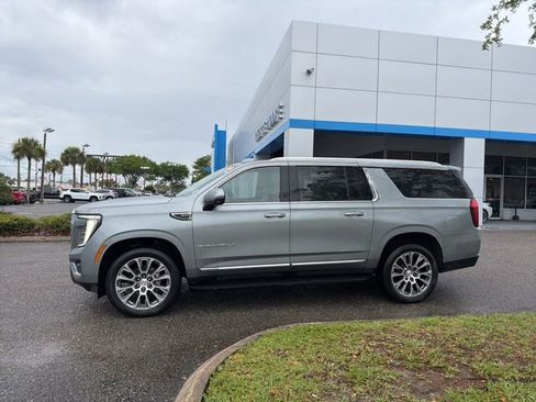 Used 2025 GMC Yukon XL Denali AWD/4WD image 3