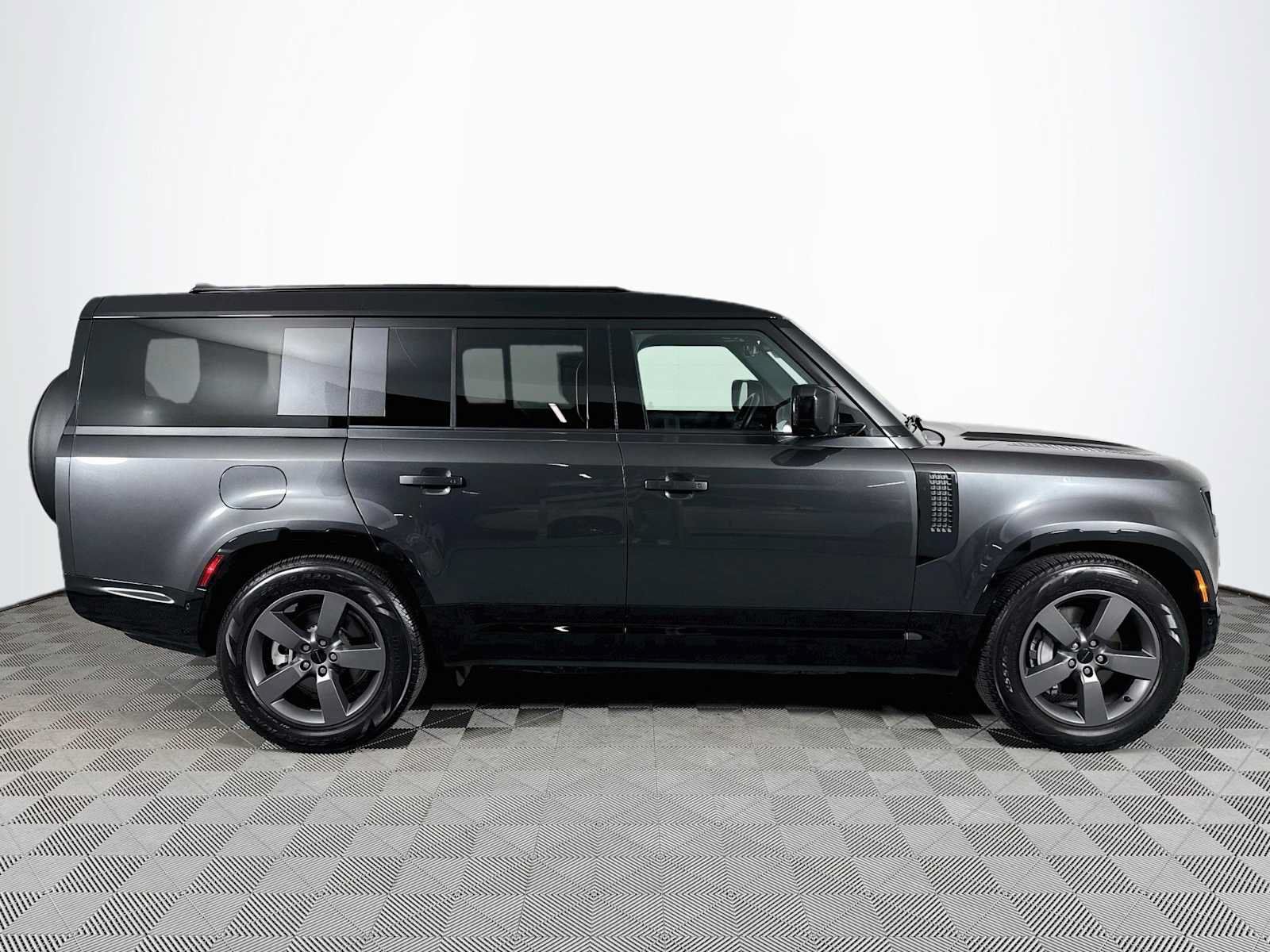 Used 2026 Land Rover Defender 130 X-Dynamic SE AWD/4WD image 4