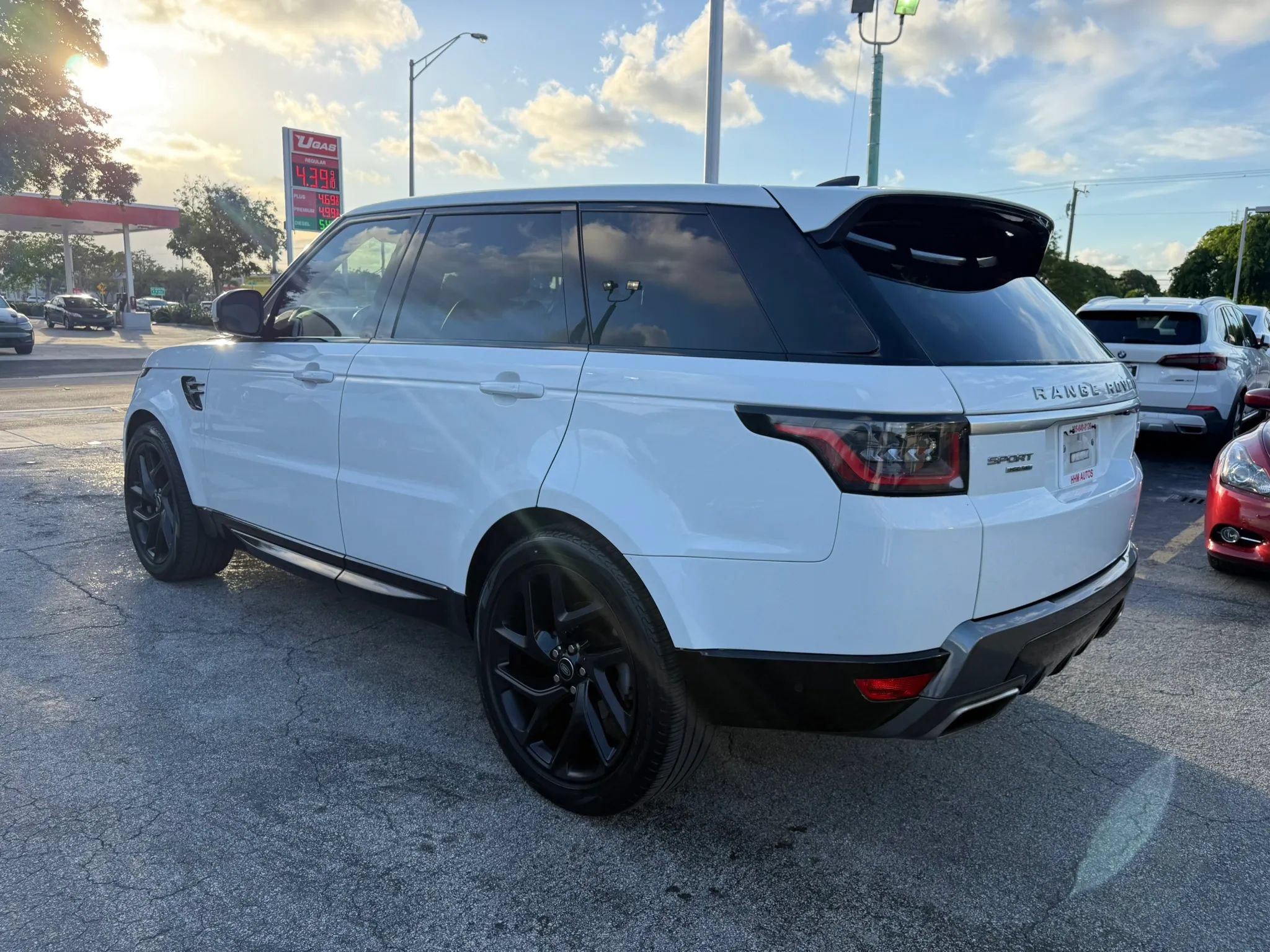Used 2018 Land Rover Range Rover Sport HSE AWD/4WD image 3