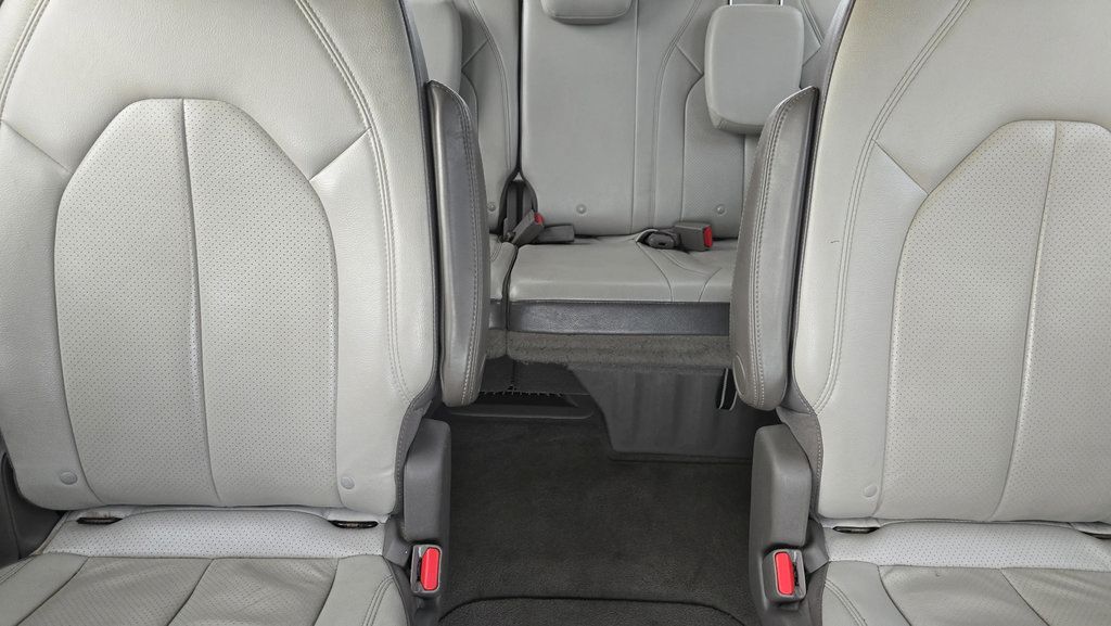 Used 2017 Chrysler Pacifica Touring-L Plus w/ Tire & Wheel Group FWD image 24
