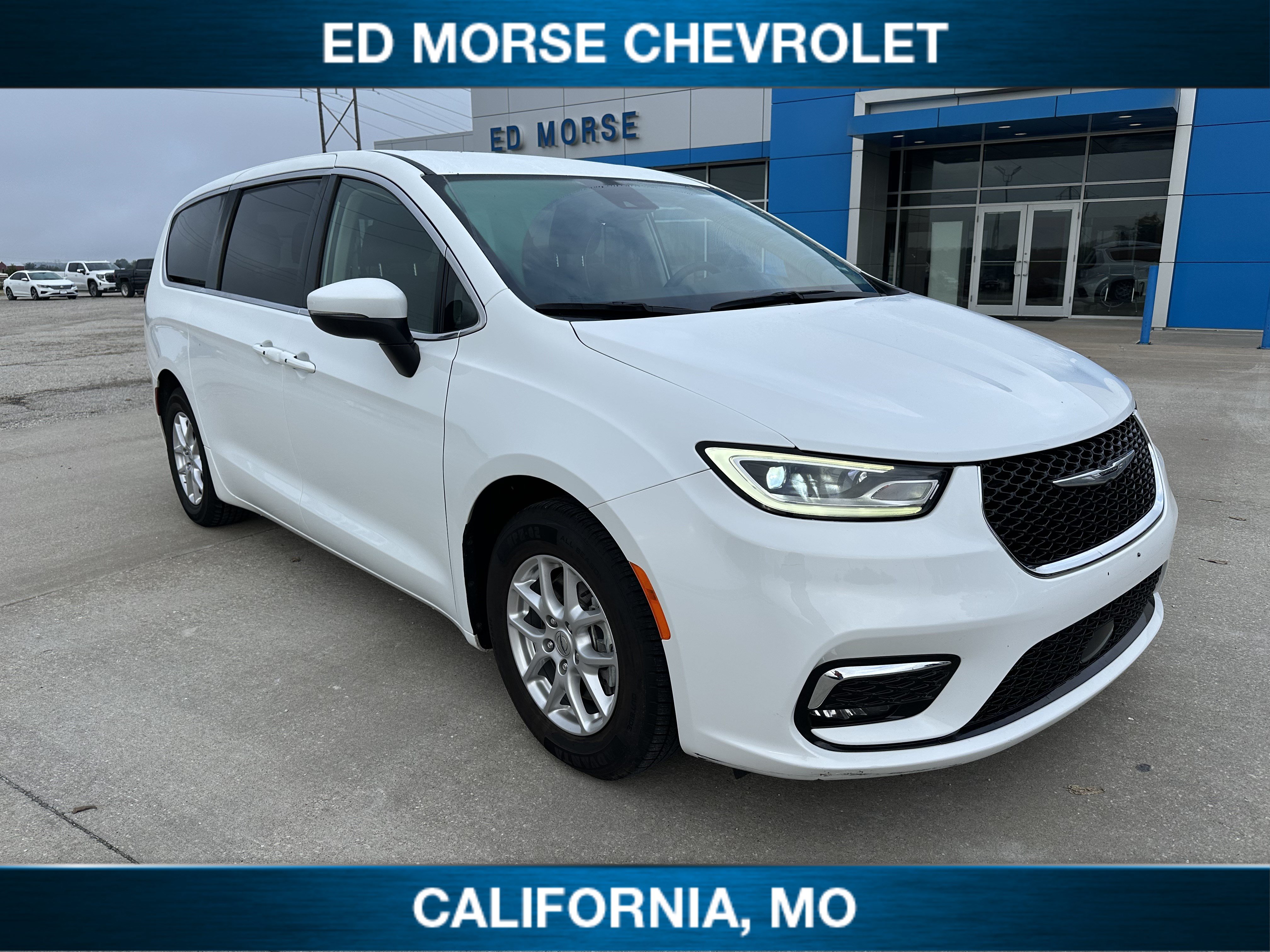 Used 2023 Chrysler Pacifica Touring-L FWD image 1