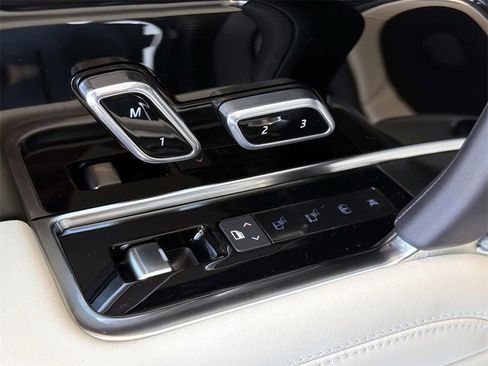 New 2025 Land Rover Range Rover Long Wheelbase Autobiography image 11