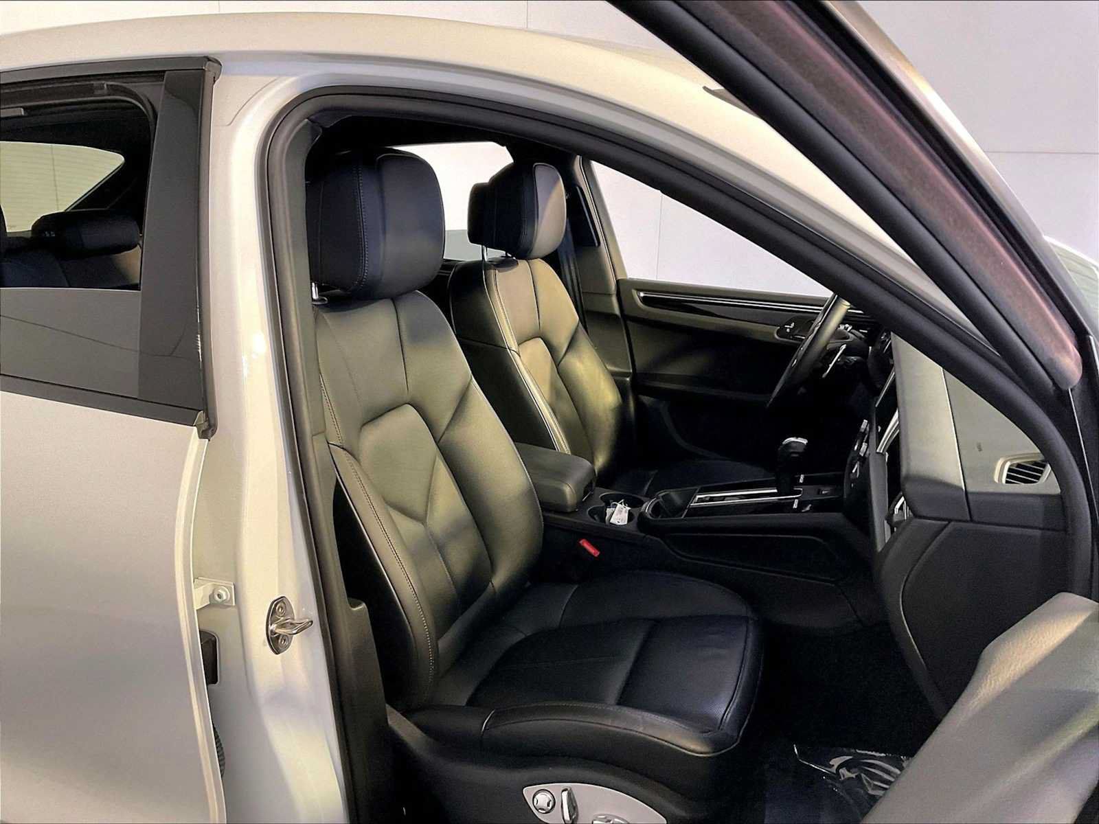 Certified 2023 Porsche Macan AWD/4WD image 18