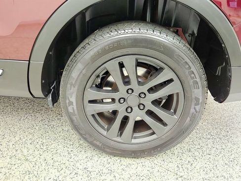 Used 2018 Ford Explorer XLT w/ Equipment Group 202A AWD/4WD image 9