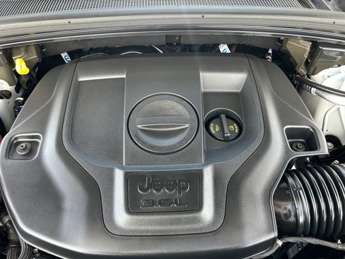 Used 2023 Jeep Grand Cherokee Overland w/ Luxury Tech Group IV AWD/4WD image 22