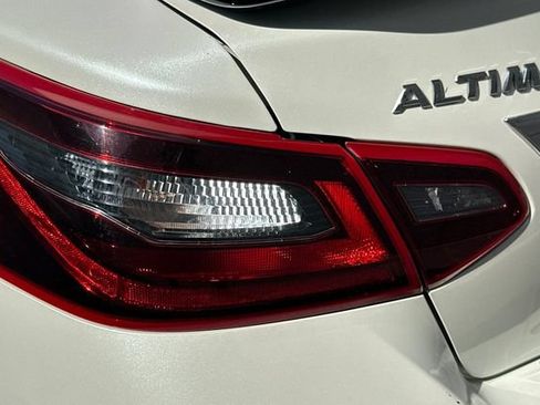 Used 2017 Nissan Altima 2.5 SR w/ Midnight Edition Package FWD image 13