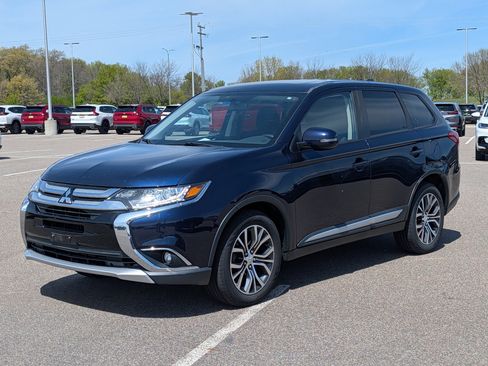 Used 2017 Mitsubishi Outlander SE AWD/4WD image 2